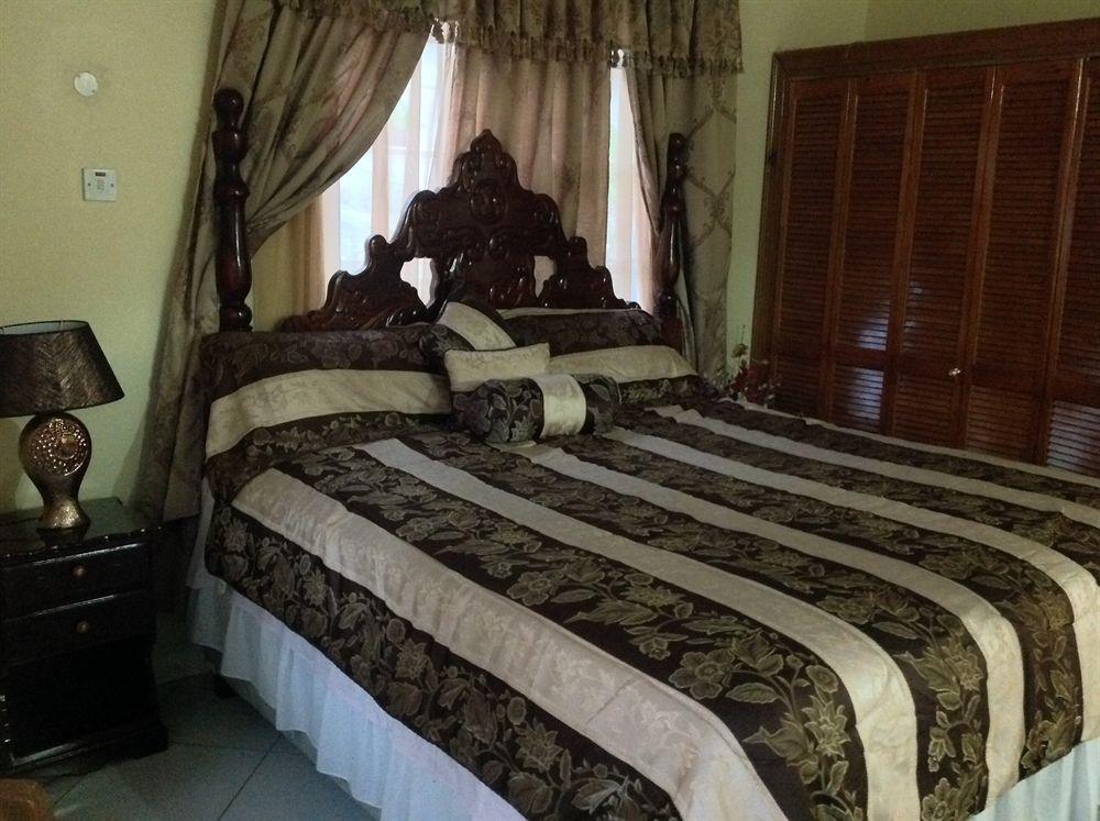 Cazwin Villas Монтего Бей Екстериор снимка