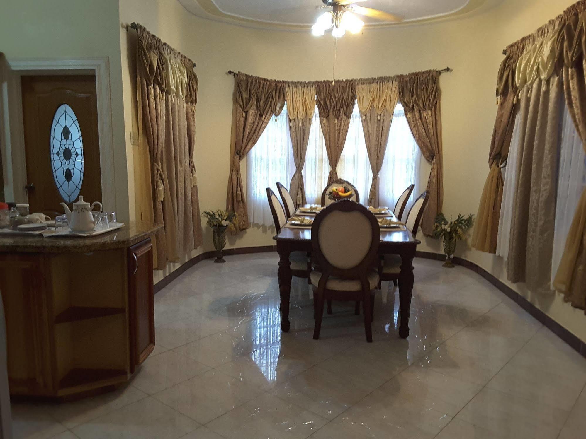 Cazwin Villas Монтего Бей Екстериор снимка